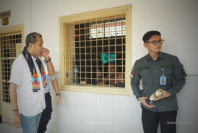RUANG TAHANAN: Wakil Menkumham Edward Omar Sharif Hiariej melihat para warga binaan di dalam ruangan Lapas Bojonegoro kemarin. (BHAGAS DANI PURWOKO/RDR.BJN)