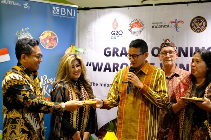 BNI Dukung Warung Diaspora Ekspansi di Inggris: Menteri Pariwisata dan Ekonomi Kreatif Sandiaga Uno (tengah), dan General Manager BNI London Roekma Hari Adji (kiri) bersama Co-investor Waroeng Windsor Yayah Wise, serta Owner Waroeng Windsor Aqaya Davenpor