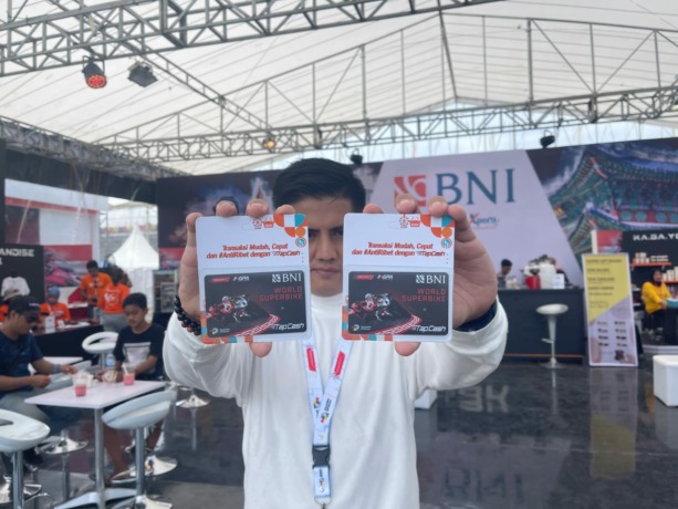 Pengunjung tengah memamerkan BNI TapCash Edisi World Superbike Mandalika (WSBK) 2022, Sabtu (12/11/2022).