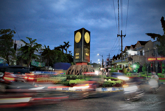 IKON KOTA: Bundaran Adipura cukup ramai kendaraan melintas. Sejak 2018 Bojonegoro absen dapat Adipura. (Dokumentasi RDR.BJN)