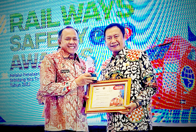 SELAMAT: Bupati Lamongan Dr. H. Yuhronur Efendi, MBA menerima penghargaan Railways Safety Award Tahun 2022 dari Kementerian Perhubungan. (DOKUMENTASI PROKOPIMKAB For RDR.LMG)