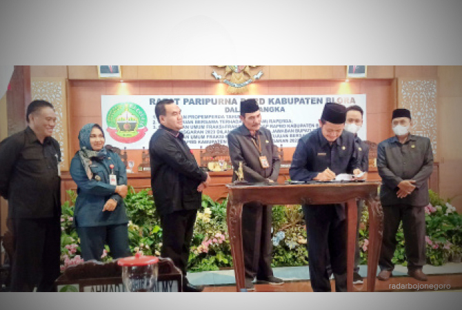 APBD 2023: DPRD dan Pemkab Blora menandatangai kesepakatan dalam rapat paripurna di Gedung DPRD. (Lukman Hakim/RDR.BLORA)
