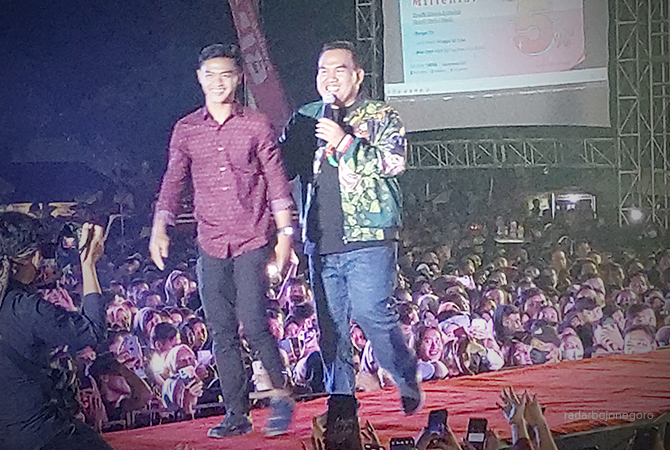 MENYAPA WARGA: Arhan di atas panggung bersama Bupati Arief Rohman saat konser Denny Cak Nan. (Lukman Hakim/RDR.BLORA)