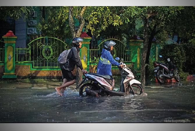 HINDARI MOGOK: Pengendara harus menerobos genangan air di Jalan Panglima Polim. Hujan deras merata kemarin. (ALLIF ABDILLAH FAJAR MG-2/RDR.BJN)