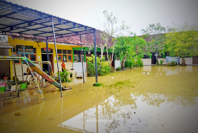 TERENDAM: Banjir bandang menggenangi sejumlah titik di Desa Gampangsejati, Kecamatan Laren kemarin (27/11). (M. GAMAL AYATULLAH/RDR.LMG)