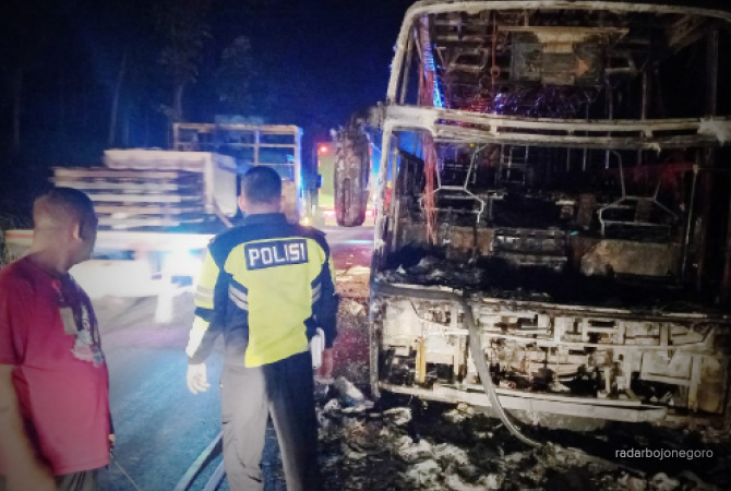 SISA KERANGKA: Bus pariwisata Gunung Harta yang terbakar di jalan raya Babat – Jombang Rabu (23/11) malam. (Istimewa For RDR.LMG)