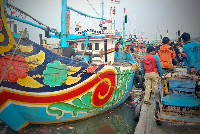 RAMAI: Aktivitas sejumlah perahu nelayan di wilayah Pantura Lamongan sedang menepi di bibir pantai. (Istimewa For RDR.LMG)