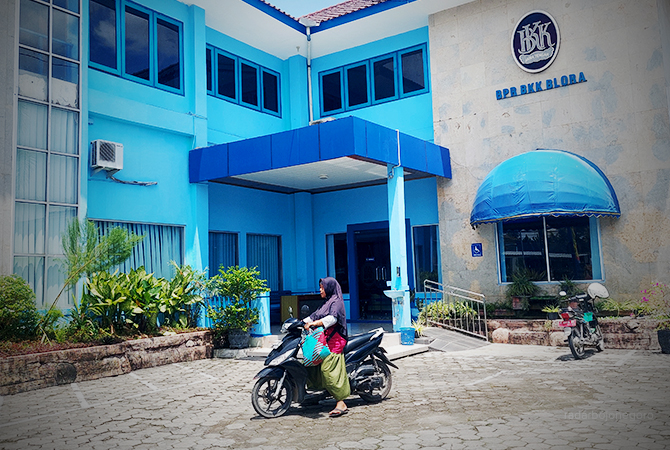 BUMD PERBANKAN: Seorang ibu usai bertransaksi di BPR BKK Kecamatan Jepon. (Lukman Hakim/RDR.BLORA)