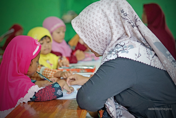 PENDIDIKAN AGAMA: Para santri mengaji di salah satu madin di Kecamatan Temayang. Hingga kini bosda madin belum cair. (AHMAD ALFIANSYAH MG-1/RDR.BJN)