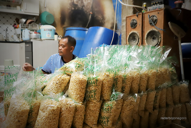 PUTAR OTAK: Melonjaknya harga kedelai memaksa produsen tempe memutar otak dengan berbagai berupaya agar tak gulung tikar. Mulai dari memperkecil ukuran tempe hingga menaikkan harga. (M. Irvan Ramadhon/RDR.BJN)