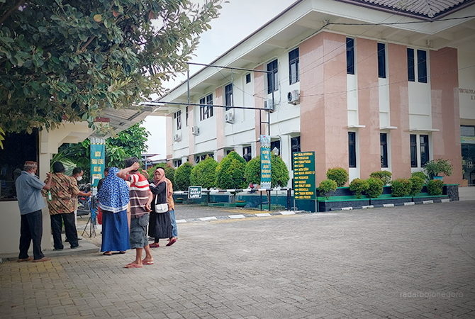 SIDANG: Terlihat satu keluarga, tampak memasuki kantor Pengadilan Agama Blora. (Lukman Hakim/RDR.BLORA)