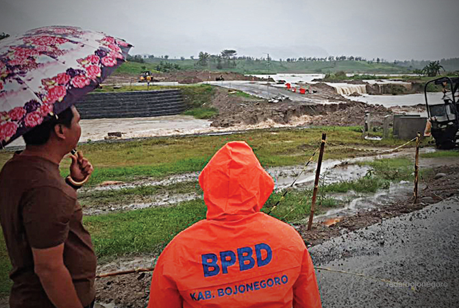 AKSES PUTUS: Jembatan darurat Kedungjati ambles setelah diterjang air kemarin (24/11). Padahal, jadi akses Bojonegoro-Nganjuk. (Istimewa For RDR.BJN)
