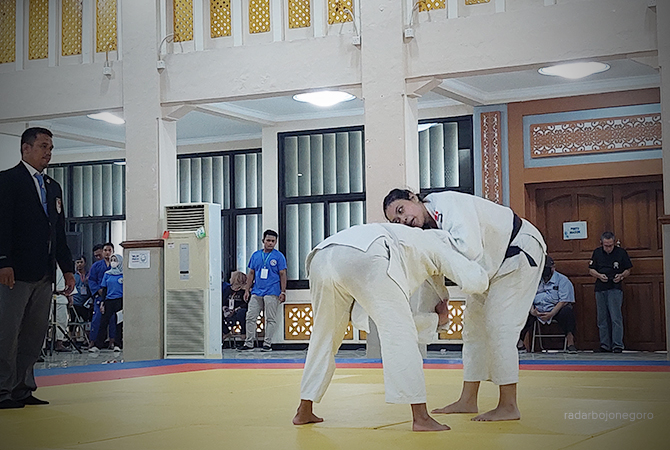 ADU STRATEGI: Atlet judo bertanding di Gedung Sasonosuko Blora, kemarin (18/11). Pra-porprov ini diikuti 151 atlet. (Lukman Hakim/RDR.BLORA)