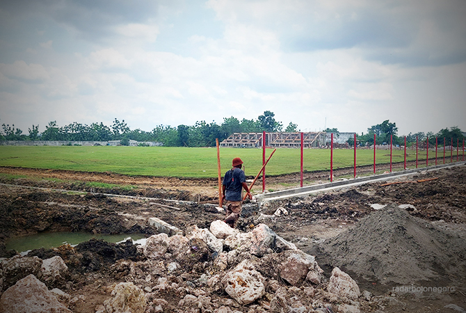 DIKONSEP STADION: Pengerjaan Lapangan Kridaloka masih berjalan. Tahun depan anggaran diusulkan Rp 1 miliar. (Lukman Hakim/RDR.BLORA)