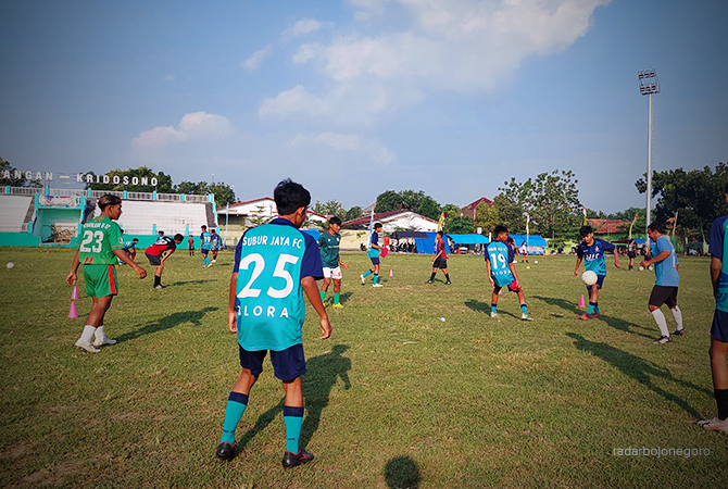 AKAN DISTERILKAN: Lapangan Kridosono masih digunakan latihan sebelum disterilkan untuk agenda Hari Jadi Blora ke 273. (LUKMAN HAKIM/RDR.BLORA)