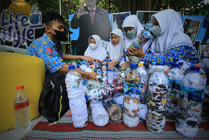 KREATIF: Sejumlah siswa SMPN 2 Lamongan mengurangi sampah dengan ecobrick. (ANJAR DWI PRADIPTA/RDR.LMG)