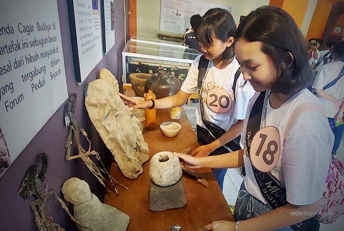 BERSEJARAH: Pengunjung sedang melihat benda dan situs bersejarah, penetapan lima titik lainnya masih menunggu kajian TACB. (LUKMAN HAKIM/RDR.BLORA)