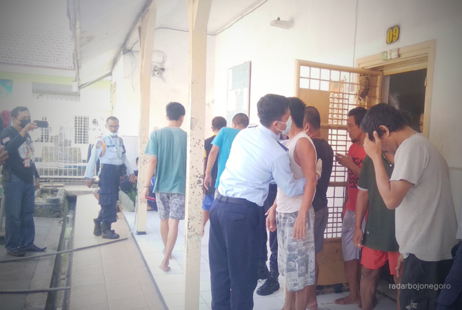 USUT PERDERAN SABU-SABU: Warga binaan Lapas Bojonegoro sedang diperiksa. Satreskoba Polres Bojonegoro Temukan indikasi peredaran sabu-sabu di lapas, berawal dari tes urine. (BHAGAS DANI PURWOKO/RDR.BJN)