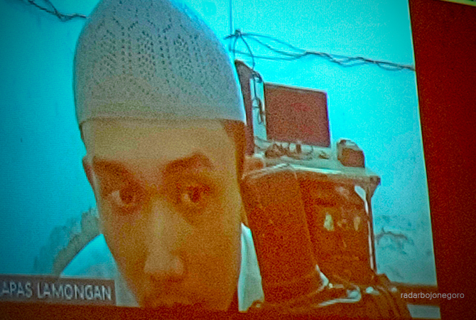 SIDANG ONLINE: Terdakwa Bagus Oni Darmawan yang mengikuti jalannya sidang dari Lapas Lamongan. (AHMAD ASIP ALAFI/RDR.LMG)