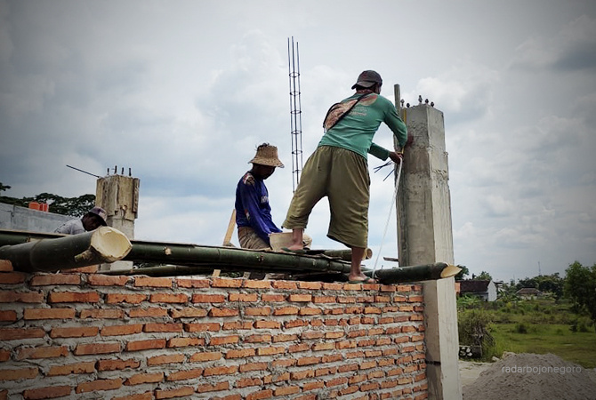 DEADLINE: Pekerja menuntaskan pengerjaan RPH. Batas waktu pengerjaan sampai 1 Desember. (Lukman Hakim/RDR.BLORA)