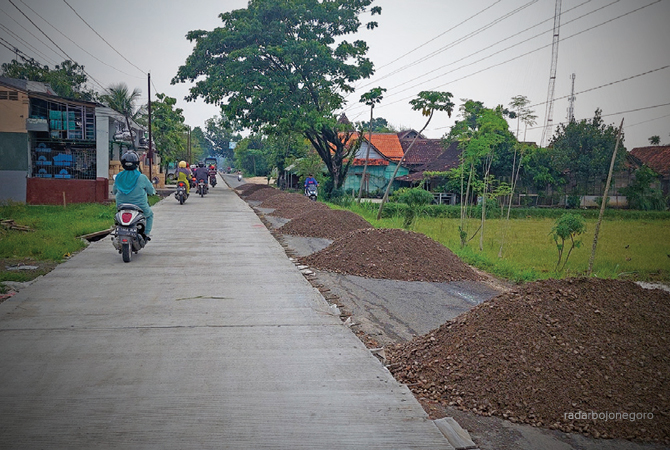 DIPACU TUNTAS: Ruas Jalan Blora-Randublatung tengah dikerjakan, tumpukan pasir tampak di tepi jalan. (Lukman hakim/RDR.BLORA)