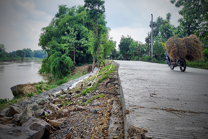 PERLU PENGUATAN: Jalan dekat dengan Bengawan Solo di Desa Gadon. Warga khawatir tebing longsor lagi. (Lukman Hakim/RDR.BLORA)