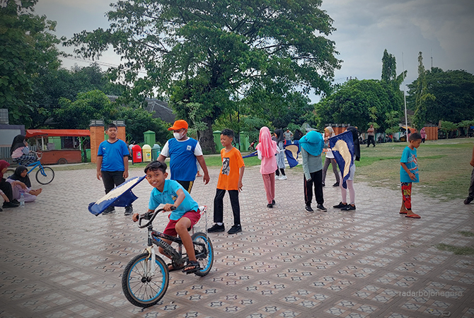 JADI JUJUGAN: Anak-anak bermain di lapangan Taman Tuk Buntung Cepu. (Lukman Hakim/RDR.BLORA)