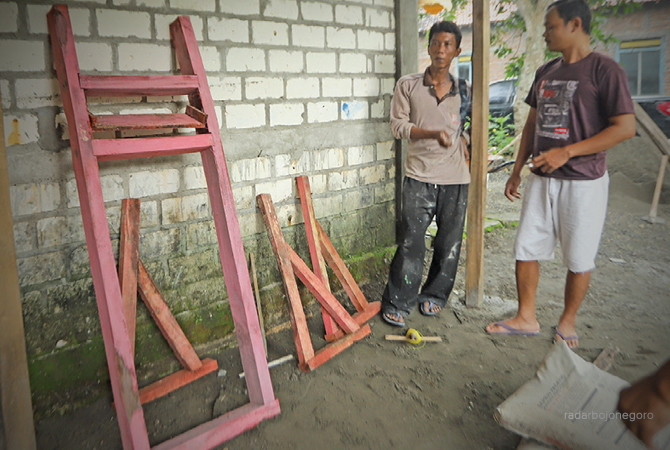DIBENAHI: Material kayu RTLH di Desa Wotanngare ini akhirnya diganti baru. (YUAN EDO/RDR.BJN)