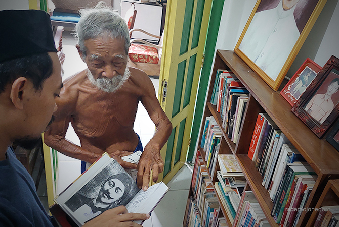 ASET SASTRA: Soesilo Toer menunjukan buku-buku karya Pram dan keluarga kepada tamu dari luar daerah di Rumah Keluarga Mastoer (Ayah Pramoedya Ananta Toer). (Lukman Hakim/RDR.BLORA)