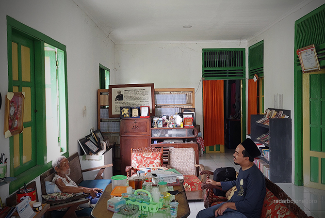 ASET SASTRA: Soesilo Toer menunjukan buku-buku karya Pram dan keluarga kepada tamu dari luar daerah di Rumah Keluarga Mastoer (Ayah Pramoedya Ananta Toer). (Lukman Hakim/RDR.BLORA)