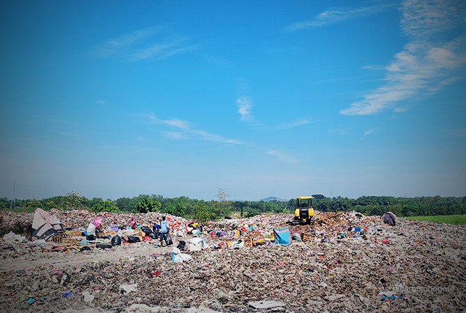MENGGUNUNG: Sampah di TPA ini tampak menggunung, pemkab akan mengelola setelah sudi tiru di Bali. Rencananya diproyeksikan di lima desa. (Lukman Hakim/RDR.BLORA)