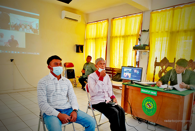 BARU DIKEMBALIKAN SEEKOR: Warsiyo dan anaknya yang menjadi saksi korban dalam persidangan pencurian kambing di PN Lamongan kemarin. (AHMAD ASIP ALAFI/RDR.LMG)