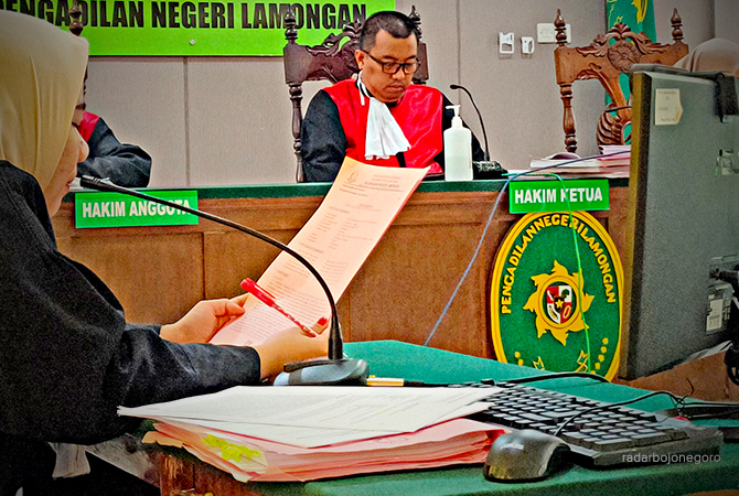 BACAKAN TUNTUTAN: Jaksa Penuntut Umum (JPU), Dwi Dara Agustina, membacakan tuntutan dalam kasus kepemilikan sabu di Pengadilan Negeri Lamongan kemarin. (AHMAD ASIP ALAFI/RDR.LMG)