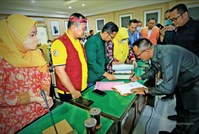 TAMPUNG ASPIRASI: Komisi D DPRD Lamongan saat melakukan hearing bersama Forum Organisasi Profesi Kesehatan di Lamongan. (ANJAR DWI PRADIPTA/RDR.LMG)