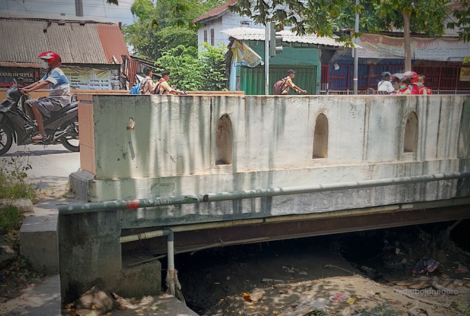 BELUM TERTANGANI: Pendangkalan sungai di jembatan menuju terminal tampak masih belum tertangani. Memicu banjir saat hujan lebat. (LUKMAN HAKIM/RDR.BJN)