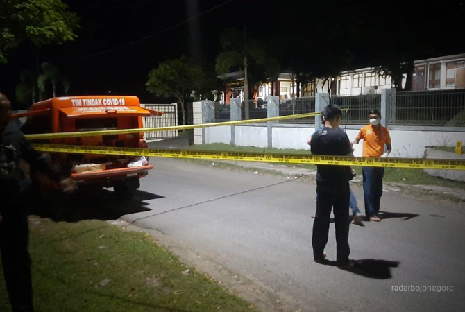 CARI ALAT BUKTI: Petugas Polres Blora olah TKP tawuran di Kelurahan Karangboyo, Cepu. Petugas masih menyelidiki pelaku tawuran. (LUKMAN HAKIN/RDR.BJN)