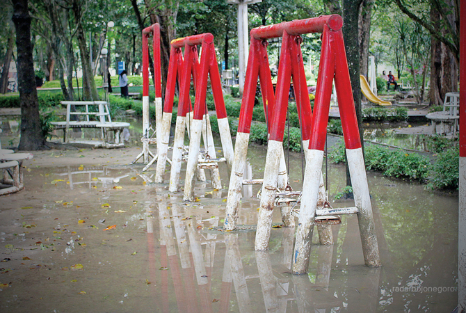 BUTUH PERHATIAN: Fasilitas permainan Alun-Alun Bojonegoro, tergenang air kemarin siang (7/11). Tentu, pengunjung tidak bisa bermain. (M. IRVAN RAMADHAN/RDR.BJN)