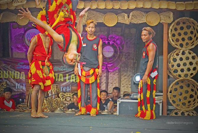 MEMUKAU: Atraksi Kesenian Reog di halaman kediaman Mensesneg, Pratikno, di Desa Dolokgede, Kecamatan Tambakrejo, Sabtu (51/10). Penampilan itu memukau pengunjung Festival Medhayoh dalam melestarikan tradisi lokal. (Yuan Edo/RDR.BJN)