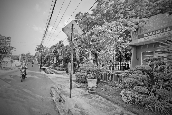 KALAH SAINGAN: Salah satu warung LA yang lokasinya cukup dekat dengan minimarket. (ANJAR DWI PRADIPTA/RDR.LMG)