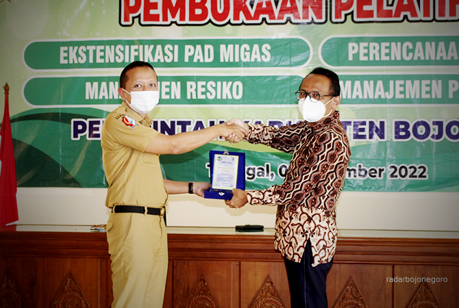 DIKLAT: Suasana diklat keuangan digelar Pemkab dan PKN STAN di Pusdiklat Dander. Kepala BKPP Bojonegoro M Aan Syahbana (kiri) dan Direktur PKN STAN Rahmadi Murwanto saat pembukaan diklat. (M. NURKOZIM/RDR.BJN)