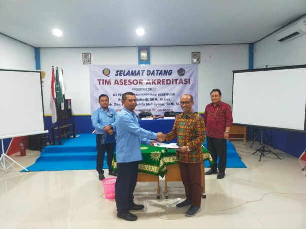 Penyerahan Berita Acara Pelaksanaan Akreditasi oleh LAM PTKes (IST/RDR.BJN)