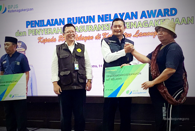 SUMRINGAH: Penyerahan simbolis BPJS Ketenagakerjaan oleh Bupati Lamongan Dr. H. Yuhronur Efendi, MBA didampingi Kepala Cabang BPJS Ketenagakerjaan Kabupaten Lamongan Dadang Setiawan kepada perwakilan rukun nelayan. (Istimewa For RDR.LMG)