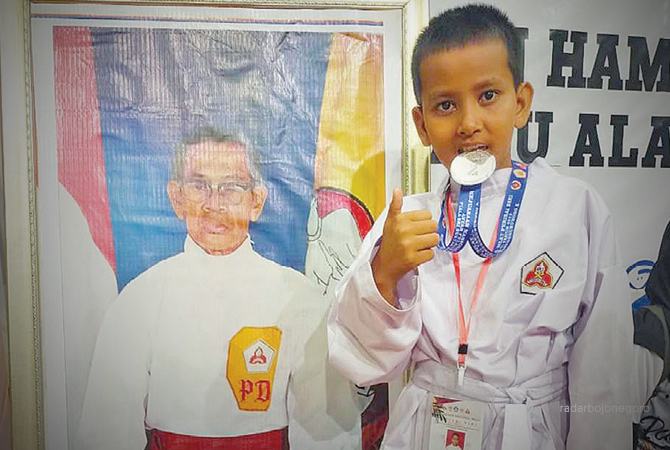 BANGGA: Rayhan berhasil meraih prestasi dalam kejurnas perisai diri. Siswa SDN Kalirejo 1 Ngraho tersebut menjadi juara 2. (Istimewa For RDR.BJN)