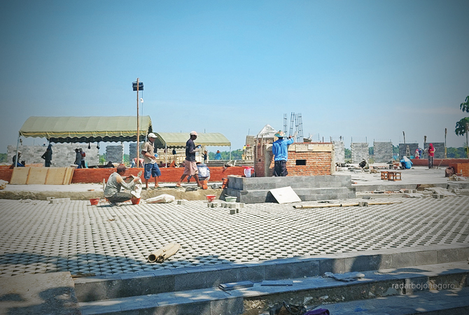 DESTINASI: Pengerjaan Alun-Alun Jipang masih berlangsung. Padahal, mestinya deadline 18 Desember lalu. DPRD meminta segera mengebut perbaikan. (Lukman Hakim /RDR.BLORA)