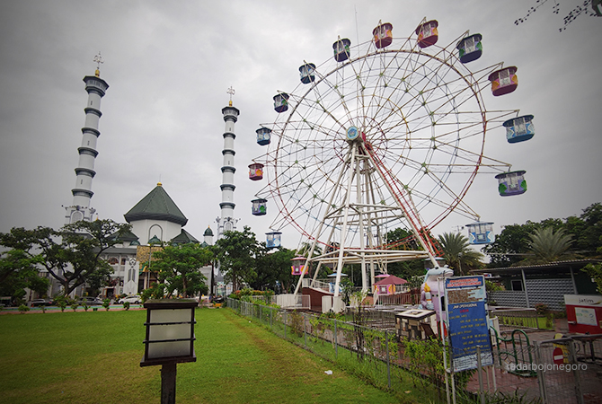 PENGATURAN LALIN: Polres Lamongan memastikan akses ke Alun-Alun Lamongan ditutup saat malam tahun baru. (ANJAR DWI PRADIPTA/RDR.LMG)