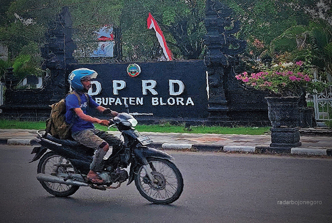 GEDUNG RAKYAT: Pengendara tengah melintas di depan kantor DPRD Blora.