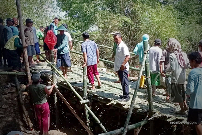 AKSES DARURAT: Warga gotong-royong memperbaiki Jembatan Gambong yang rusak. Digantikan dengan bambu sebagai jembatan sementara. (PEMKAB BLORA FOR RDR.BLORA)