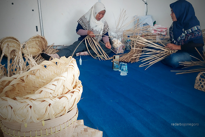TELATEN: Warga Desa Kedungkesatriyan, Kecamatan Ngawen ini telaten menganyam bambu menjadi berbagai produk unggulan. (Lukman Hakim/RDR.BLORA)