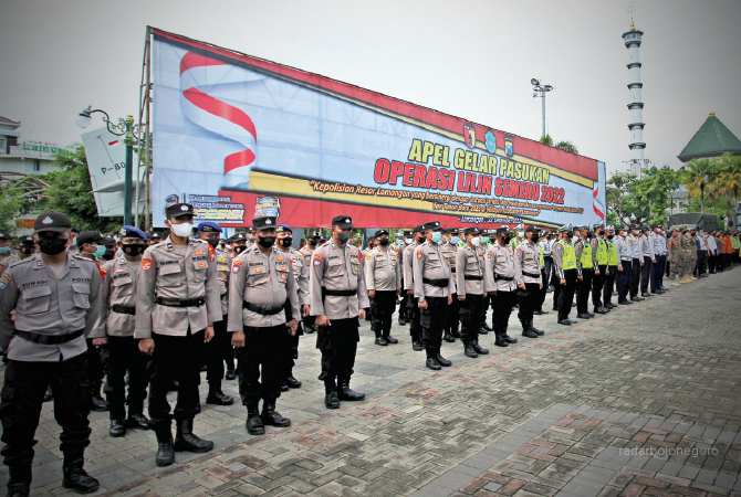 SIAGA: Ratusan personel gabungan mulai dikerahkan untuk mengamankan momen akhir tahun. Gelar pasukan operasi lilin semeru Tahun 2022 di Alun-alun Lamongan, kemarin (22/12). (ANJAR DWI PRADIPTA/RDR.LMG)