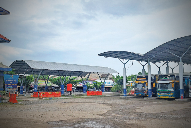TIBA: Bus-bus jurusan Jakarta-Cepu di Terminal Cepu, banyak turunkan penumpang. Diprediksi arus balik awal Januari kembali ramai. (Lukman Hakim/RDR.BLORA)